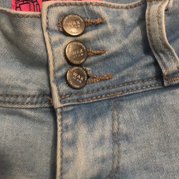 Blue lights-wash Jean shorts - Picture 2 of 4